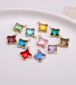 Vue macro de pendentifs étoile en cuivre doré avec des inserts en verre de cristal