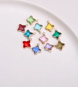 Détails de dix breloques fleurs trèfles en cristal coloré avec bordures en cuivre doré