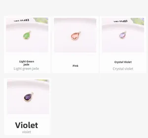 Vue détaillée de pendentifs gouttes en cristal facetté avec monture en métal doré
