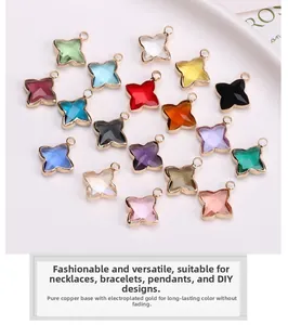 Vue macro à plat de pendentifs étoiles en verre coloré avec monture en cuivre doré