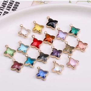 Détail macro de pendentifs en verre en forme d'étoile avec bordure en cuivre doré