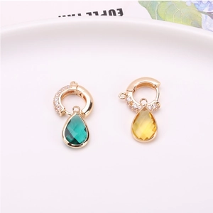 Détails de pendentifs goutte en cristal facetté avec attaches dorées serties de zircons