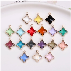 Vue détaillée de pendentifs étoiles en cristal multicolore avec cadres en métal doré