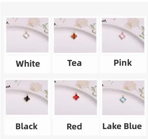 Détails macro de six pendentifs trèfle colorés avec bordure en cuivre doré pour bijoux DIY