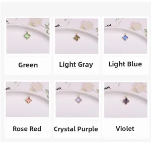 Vue détaillée en grille de pendentifs trèfle à six couleurs avec boucles dorées