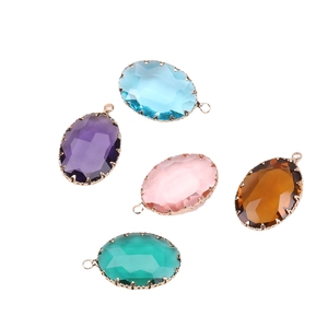 Set di cinque ciondoli ovali in cristallo colorato con montatura dorata per gioielli DIY