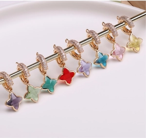 Détails des pendentifs trèfle à quatre feuilles colorés avec plaqué or et zircons
