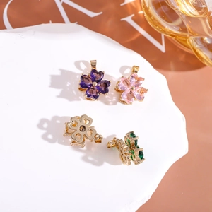 Ciondoli rotanti a quadrifoglio con zirconi colorati a forma di cuore e placcatura