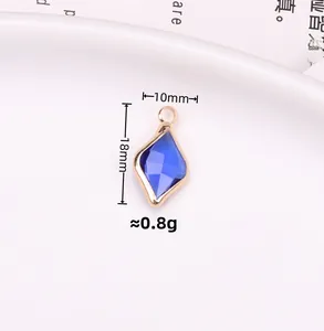 Dettaglio del ciondolo a rombo blu placcato oro 10x18mm per gioielli fai da te, circa 0,8g