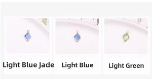 Dettaglio di ciondoli a rombo nei colori blu chiaro, blu opaco e verde metallo