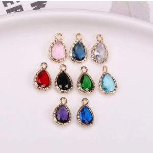 Makroansicht der 9-teiligen vergoldeten Wassertropfen-Kristallanhänger für DIY-Schmuck