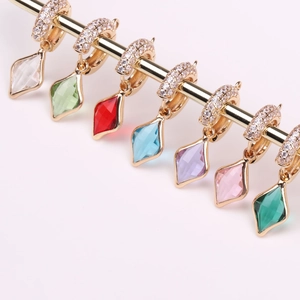 Set di orecchini a rombo placcati in oro con strass in sette diversi colori vivaci