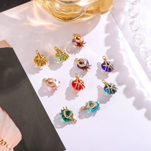 Set mit 10 herzförmigen Kristallanhängern in vergoldeten Käfigen für DIY-Schmuck