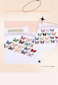 Detalle de dijes de mariposa de cristal con bordes dorados para joyería DIY