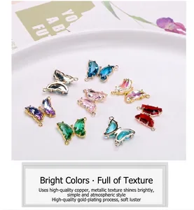 Primer plano de colgantes de mariposa en cristal de colores para joyas DIY y accesorios pelo