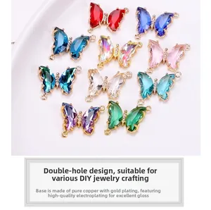 Detalle de colgantes de mariposa en cobre chapado en oro con cristales de vidrio de colores