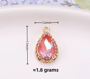 Detail eines rosa Kristall-Tropfenanhängers mit 12x17mm Maßen und vergoldeter Nestfassung