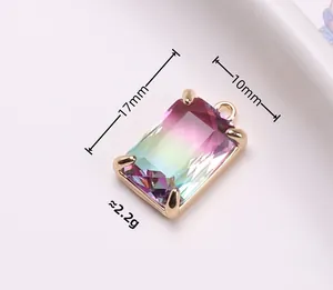 Detail van een 17x10mm rechthoekige kristallen hanger met gouden metalen klauwzetting