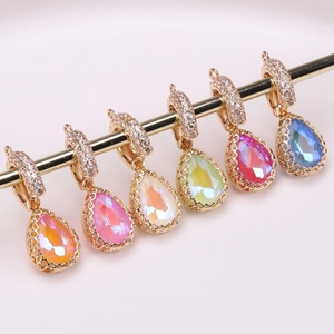 Set mit sechs vergoldeten Tropfenkristallanhängern mit Zirkonia-Ösen für DIY-Schmuck