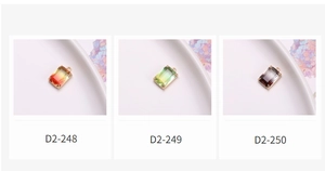 Gedetailleerde set rechthoekige kristallen hangers met facetranden en metalen lussen