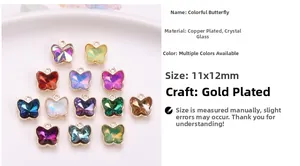 Makroansicht der irisierenden 11x12mm vergoldeten Schmetterling-Anhänger auf Keramikschale
