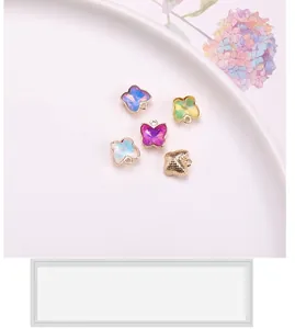 Detail von bunten Schmetterlingsanhängern in Vergoldung für DIY-Schmuck und Haar-Accessoires