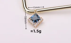 Détail du pendentif cristal bleu carré mesurant 15mm de large, 18mm de haut et 1,5g
