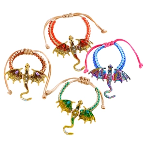 Detail van kleurrijke emaille drakenbedels op gevlochten armbanden met metalen accenten