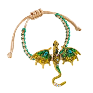 Detail van handgeweven drakenarmband met kleurrijke vleugels en kristallen accenten