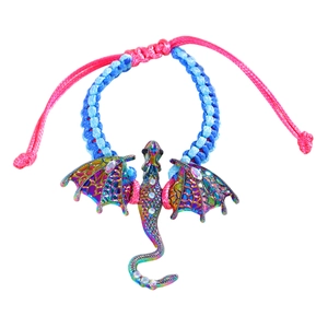 Detail van een regenboogkleurige draakhanger met strassteentjes op een blauwe armband