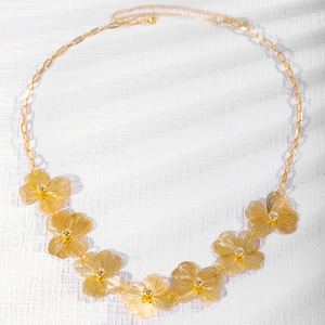 Detail van de gouden boheemse tailleketting met filigraan bloemmotieven en sluiting