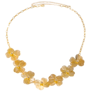 Detail van de bohemien gouden tailleketting met zeven geborstelde frangipani bloemornamenten