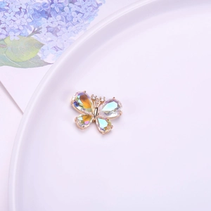Primer plano de colgante de mariposa de cristal iridiscente con montura dorada elegante