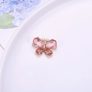 Detalle del colgante de mariposa de cristal rosa en oro rosa para joyas DIY