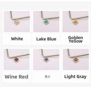 Détail de pendentifs en cristal carré en six couleurs avec zircons et base dorée