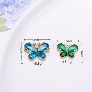 Colgantes de mariposa de cristal coloridos para joyería DIY en un plato de cerámica