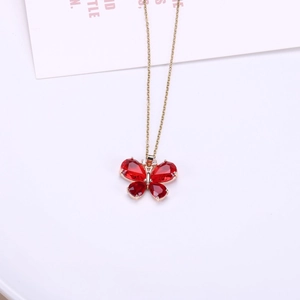 Collar con colgante de mariposa dorada con alas de cristal rojo y detalles de micro-pave