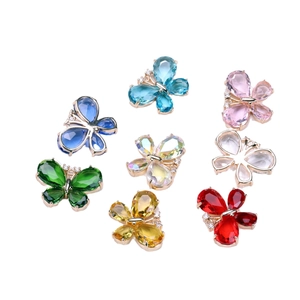 Colgantes de mariposa de cristal coloridos con marcos de metal dorado y pequeños diamantes