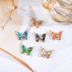 Gekleurde vlinderhangers met goudrand en kristallen voor het maken van DIY-sieraden