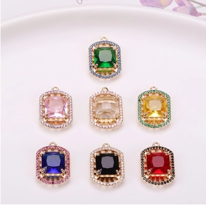Primer plano de siete colgantes de cristal rectangulares de colores con halo para joyas DIY