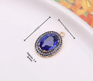 Vista dettagliata del ciondolo ovale in cristallo blu scuro con dimensioni di 23mm x 16mm e pietre
