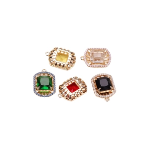 Colgantes vintage de oro con piedras cuadradas y pequeños detalles de diamante