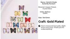 Détail macro de pendentifs papillon en cristal coloré 10x12mm avec base en cuivre doré