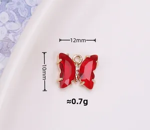 Détail macro du pendentif papillon en cristal rouge avec placage d'or et dimensions