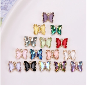 Vue macro de pendentifs papillons en cristal facetté coloré avec cadres en métal doré
