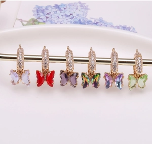 Vue détaillée de boucles d'oreilles papillon en cristal coloré en six teintes vives