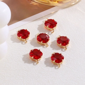 Détail de six connecteurs en cristal rouge et monture dorée pour la création de bijoux DIY