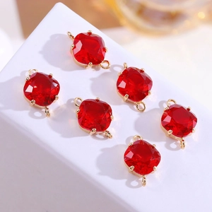 Détail de six connecteurs en cristal rouge rubis et monture dorée pour bijoux faits main