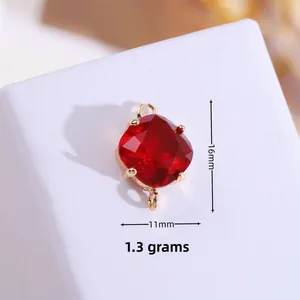 Détail macro du pendentif cristal losange rouge 16mm avec monture dorée 18 carats