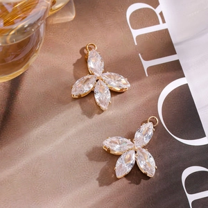 Ciondolo Solo (Senza Catena) a Forma di Fiore a Quattro Petali Quadrifoglio in Lega Dorata con Strass Trasparenti per Fai da Te Creazione Gioielli Collana Bracciale